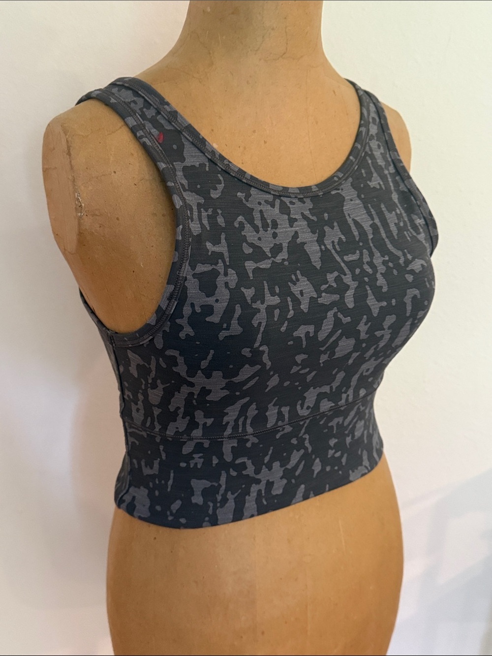 Lululemon sz 6 Power Pivot Cropped Athletic Tank Top in Charcoal Gray Camo